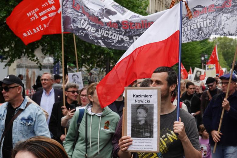 Франция. Париж. Участники акции «Бессмертный полк» в центре города