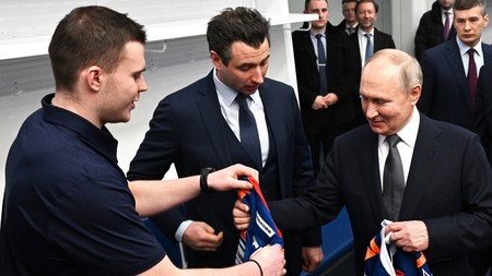 Путин и Лукашенко получили в подарок хоккейные свитера от клуба СКА