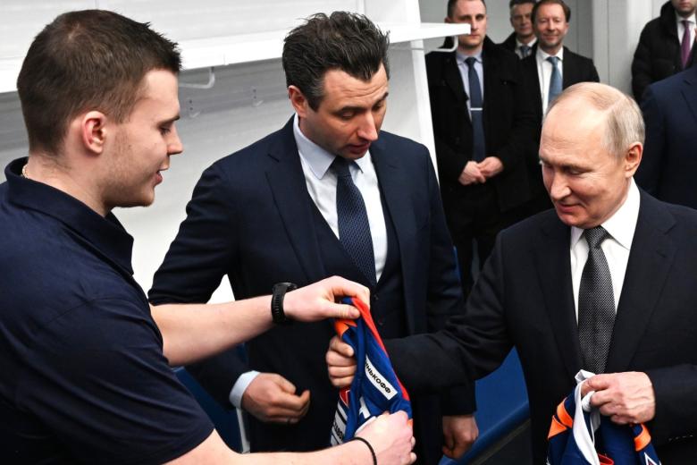 Владимир Путин во время посещения многофункционального спортивно-концертного комплекса «СКА Арена»