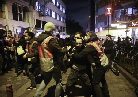 Более 40 протестующих из-за падения лиры задержали в Стамбуле