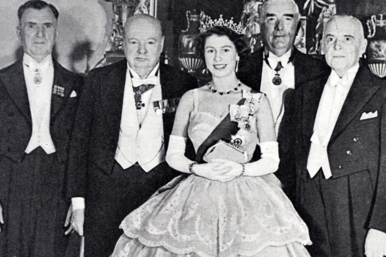 Королева Елизавета II с премьер-министрами Содружества, 1952 год. Здесь она изображена с мистером С. Г. Холландом (Новая Зеландия), сэром Уинстоном Черчиллем, мистером Робертом Мензисом (Австралия) и Миром. Сен-Лоран (Канада)