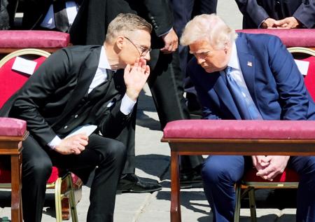 Трампа обвинили в нарушении дресс-кода на похоронах папы римского