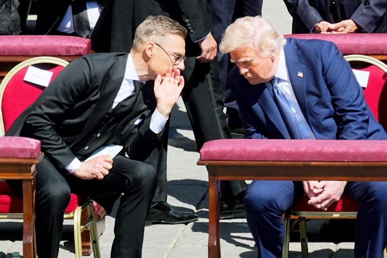 Дональд Трамп (справа)